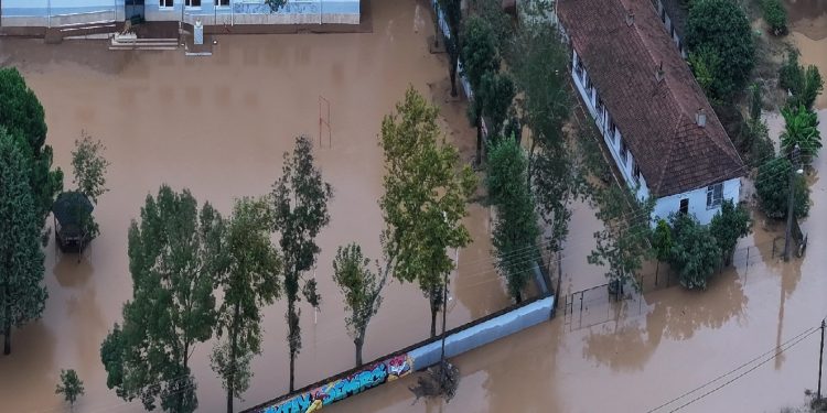 تركيا.. السيول تداهم مدينة سَكاريا والسلطات تعطّل الدراسة