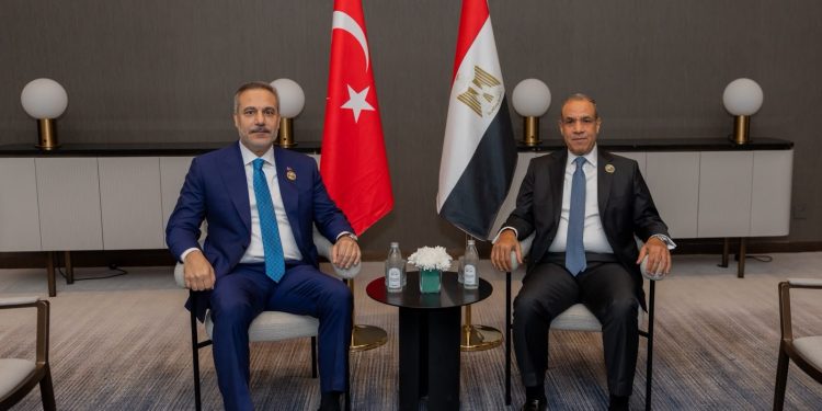 وزير خارجية تركيا يلتقي نظيره المصري في بغداد