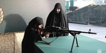 إيران تدرب المدنيين على السلاح لمواجهة التهديدات الأمريكية والإسرائيلية