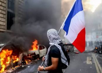 ماكرون يرفض استقالة وزير الداخلية وسط موجة عنف تجتاح فرنسا
