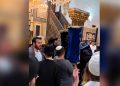 مستوطنون يهود يؤدون طقوساً ورقصات داخل المسجد الإبراهيمي في الخليل
