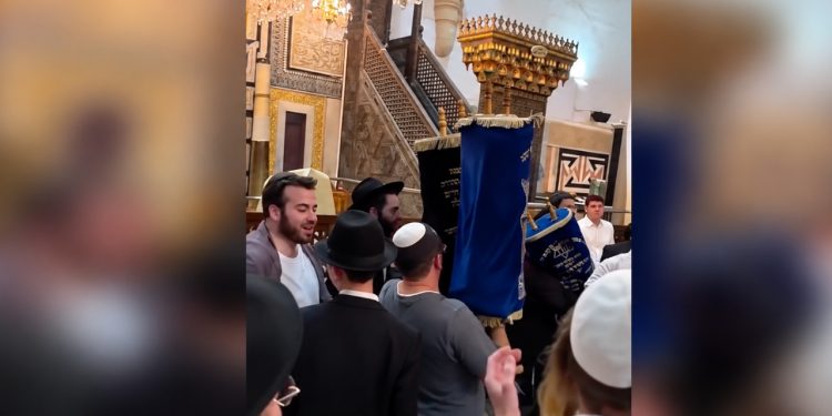 مستوطنون يهود يؤدون طقوساً ورقصات داخل المسجد الإبراهيمي في الخليل