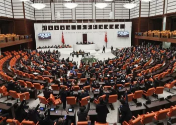 تركيا تقر قانونا لتصفية صناديق الاستثمار المتعثرة وسط جدل بشأن حقوق المستثمرين