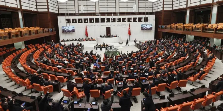 تركيا تقر قانونا لتصفية صناديق الاستثمار المتعثرة وسط جدل بشأن حقوق المستثمرين