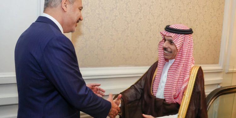 هاكان فيدان يجري اتصالا هاتفيا بنظيره السعودي