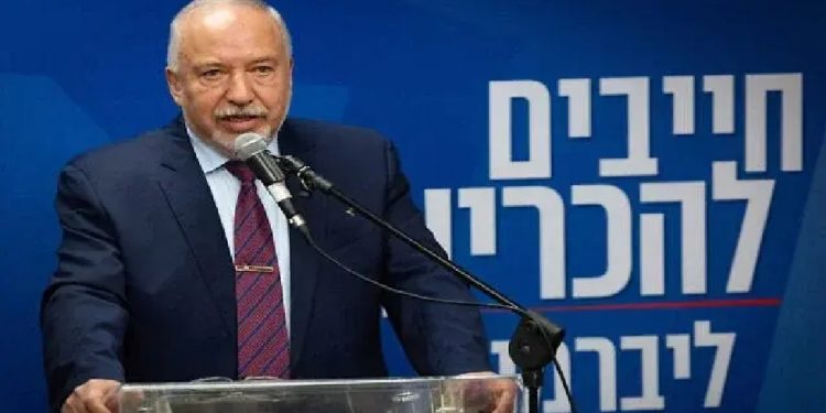ليبرمان: ترامب يدير إسرائيل بدمية تُدعى نتنياهو