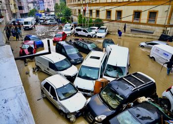 والي إسطنبول يدعو المواطنين لعدم الخروج إلا للضرورة