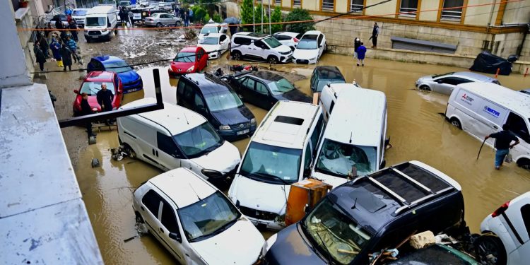 والي إسطنبول يدعو المواطنين لعدم الخروج إلا للضرورة