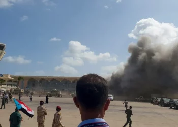مطار عدن اليمني يتعرض لقصف صاروخي