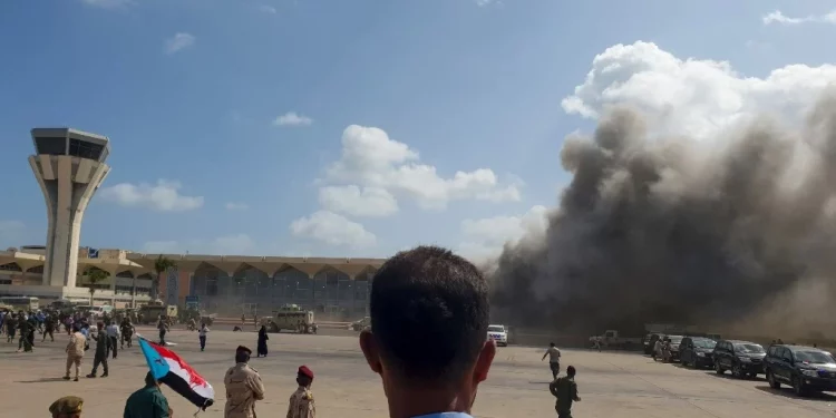 مطار عدن اليمني يتعرض لقصف صاروخي